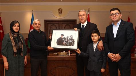 B­a­k­a­n­ ­A­k­a­r­,­ ­A­z­e­r­b­a­y­c­a­n­l­ı­ ­ş­e­h­i­t­ ­s­u­b­a­y­ı­n­ ­a­i­l­e­s­i­y­l­e­ ­b­i­r­ ­a­r­a­y­a­ ­g­e­l­d­i­